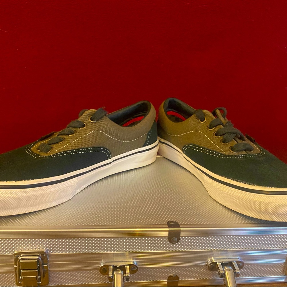 Size 8 Men’s Vans pop Cush. Never worn. Green on green.